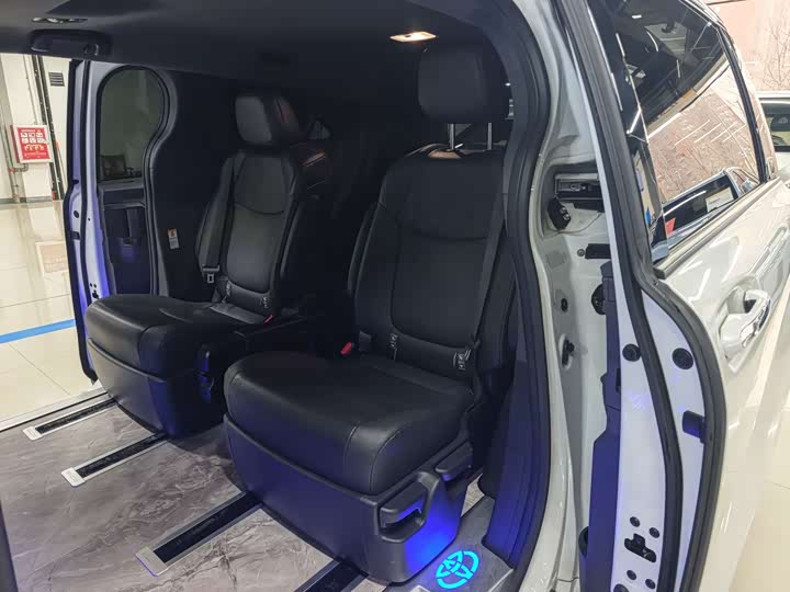 Фото 8 - Toyota Sienna