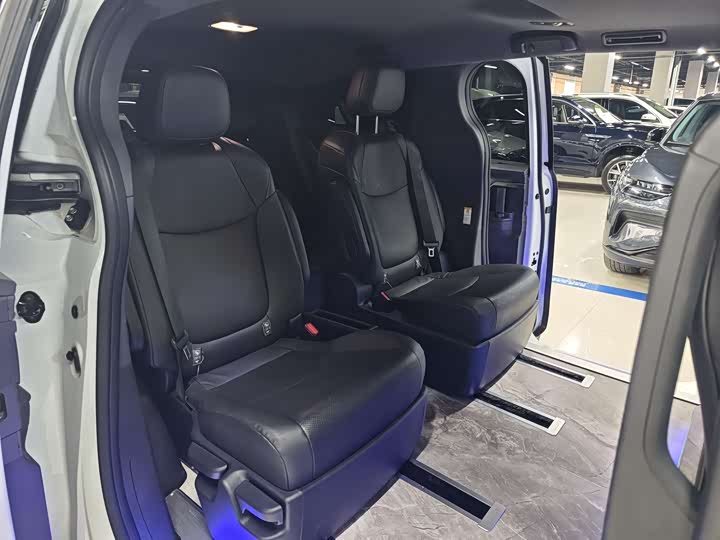 Фото 9 - Toyota Sienna