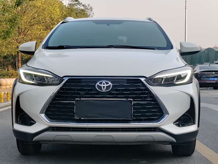 Фото 2 - Toyota Yaris L Hatchback