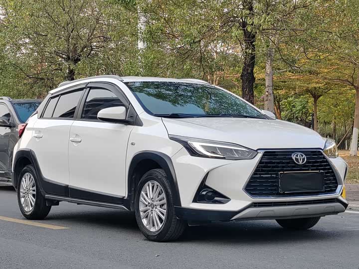 Фото 3 - Toyota Yaris L Hatchback