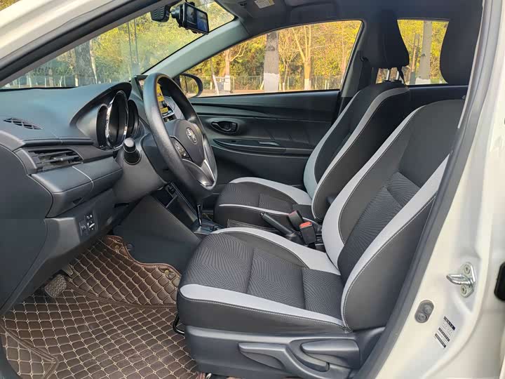 Фото 4 - Toyota Yaris L Hatchback