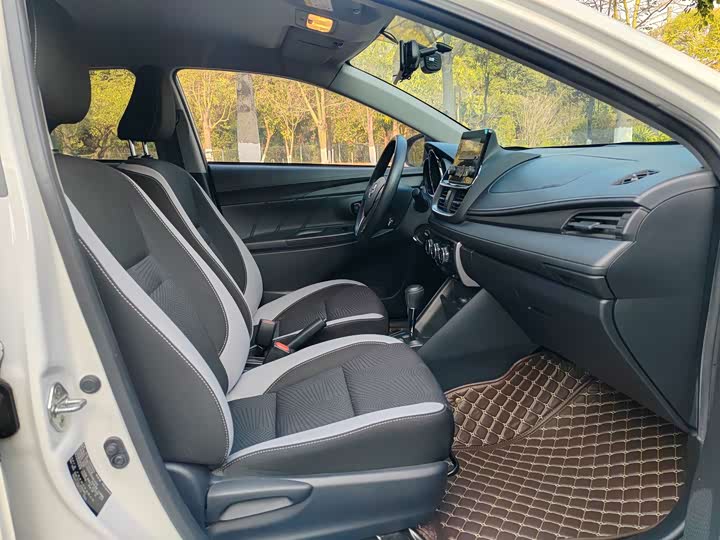 Фото 5 - Toyota Yaris L Hatchback