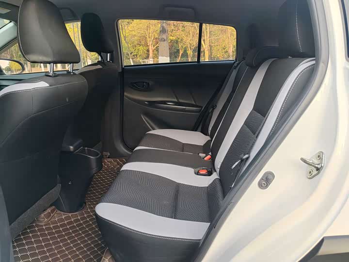 Фото 7 - Toyota Yaris L Hatchback