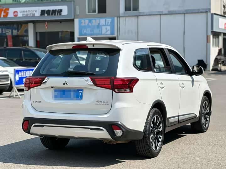 Фото 3 - Mitsubishi Outlander