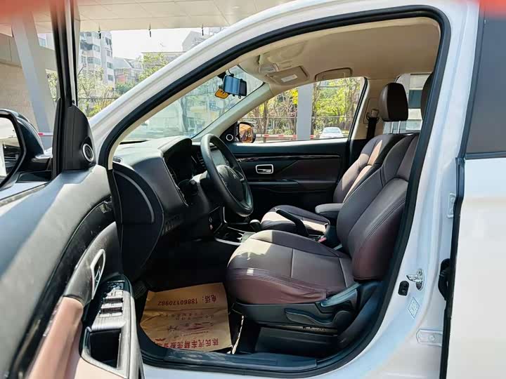 Фото 4 - Mitsubishi Outlander