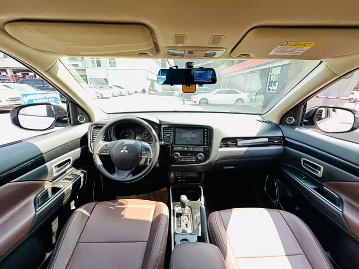 Фото 8 - Mitsubishi Outlander