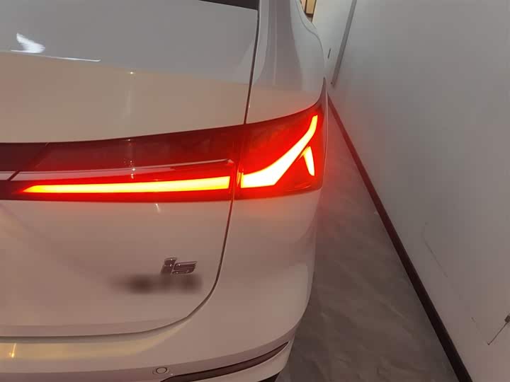 Фото 8 - Roewe i5