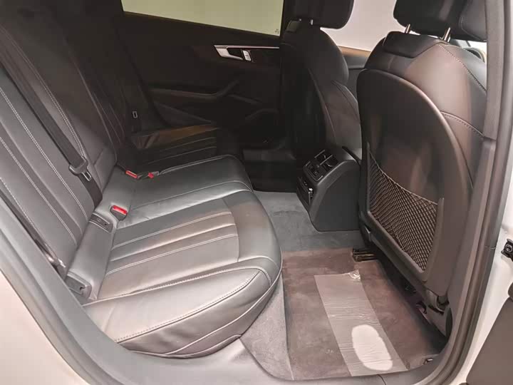 Фото 9 - Audi A4L