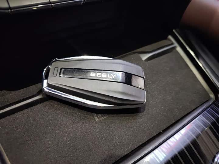 Фото 9 - Geely Monjaro