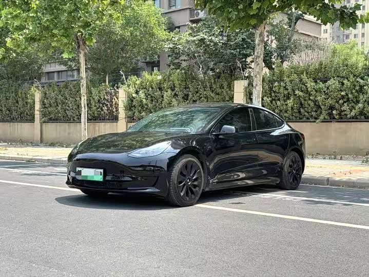 Фото 1 - Tesla Model 3