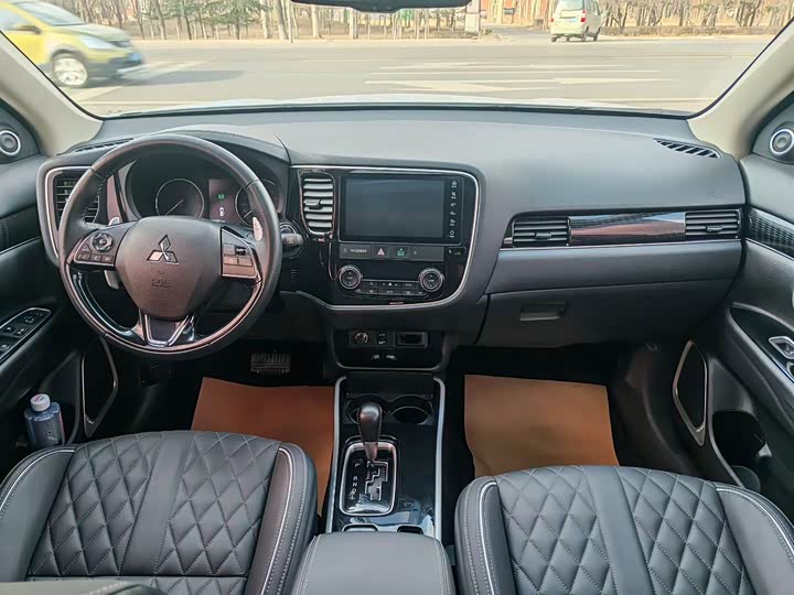 Фото 5 - Mitsubishi Outlander