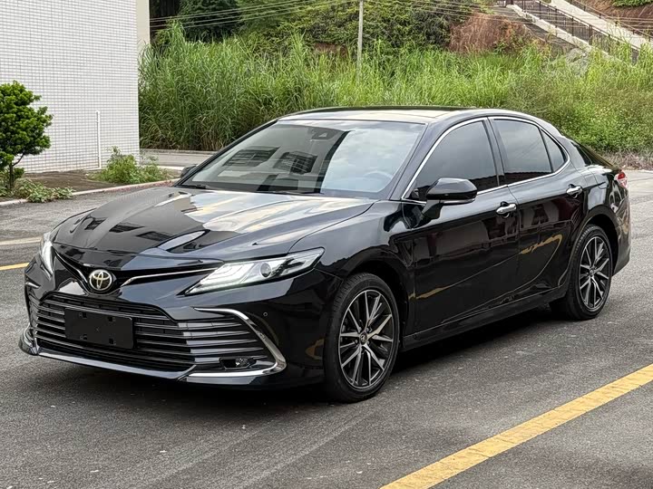 Фото 1 - Toyota Camry