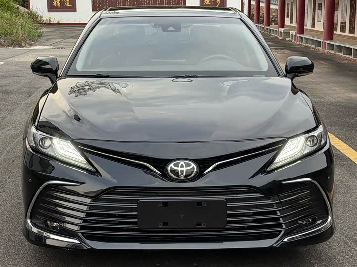 Фото 2 - Toyota Camry