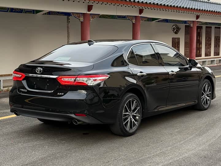 Фото 3 - Toyota Camry