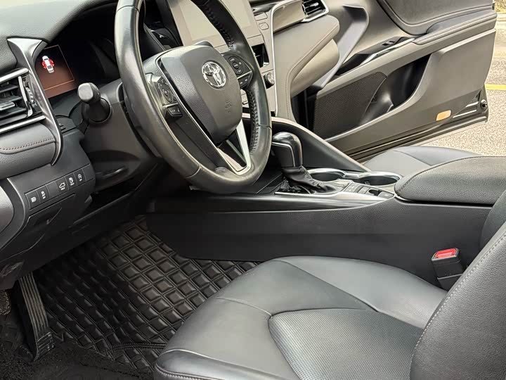 Фото 4 - Toyota Camry