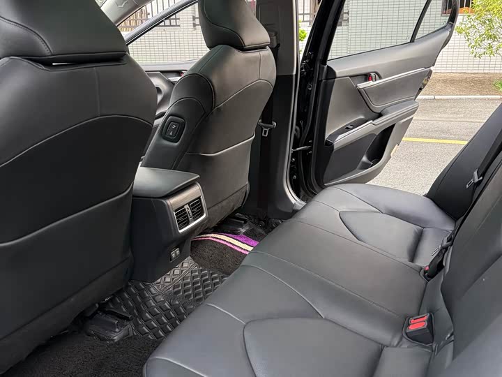 Фото 5 - Toyota Camry