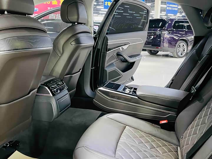 Фото 8 - Audi A8