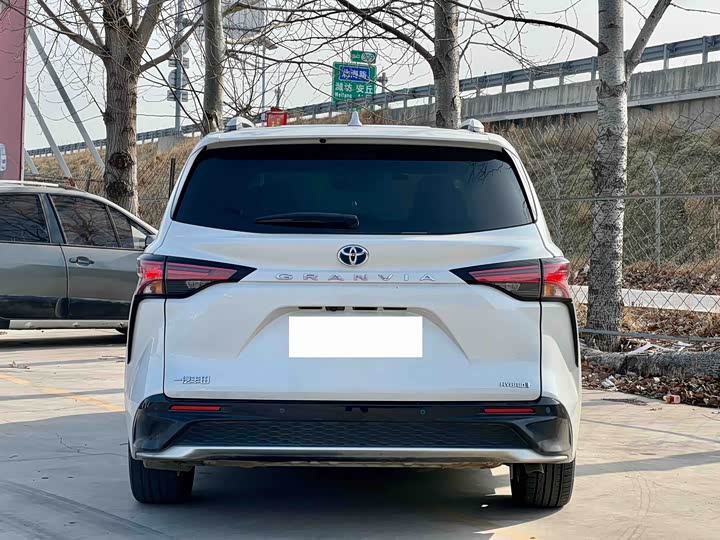 Фото 3 - Toyota Granvia