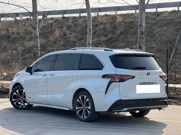 Фото 4 - Toyota Granvia