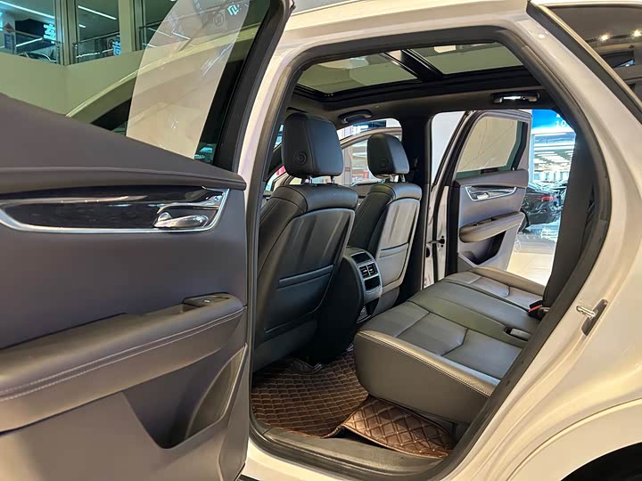 Фото 8 - Cadillac XT5