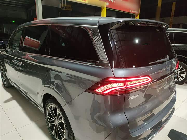 Фото 5 - Roewe iMax 8