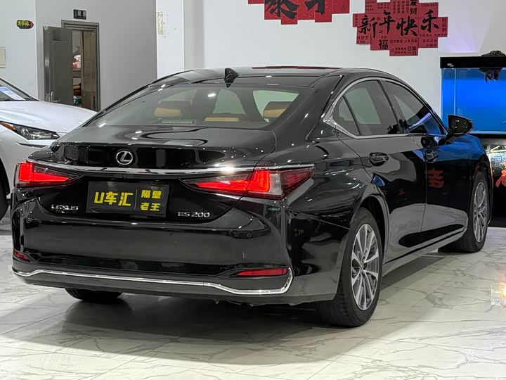 Фото 7 - Lexus ES