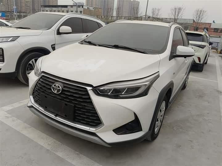 Фото 2 - Toyota Yaris L Hatchback