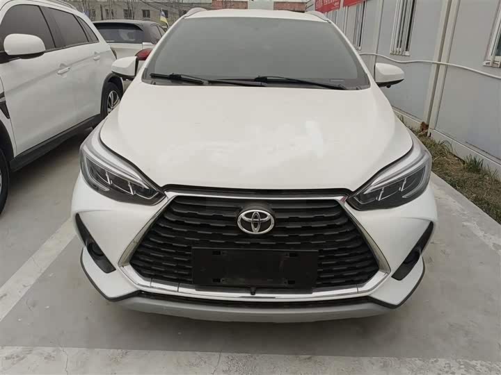 Фото 3 - Toyota Yaris L Hatchback