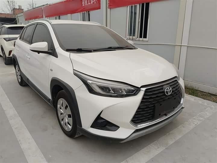 Фото 4 - Toyota Yaris L Hatchback