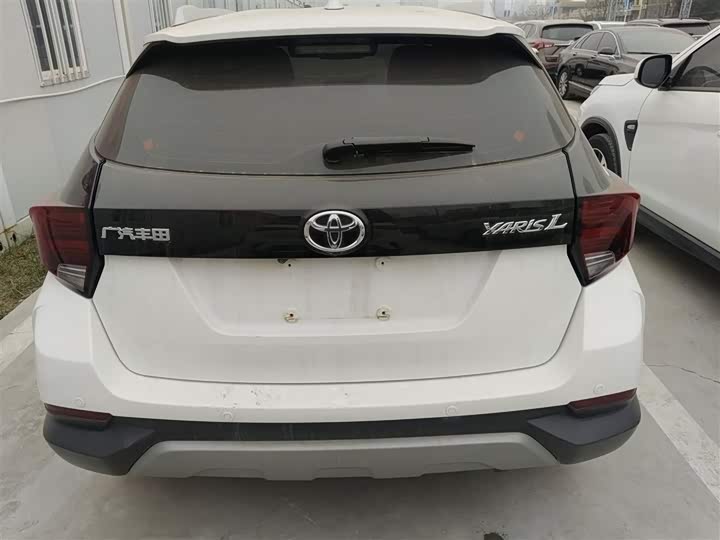 Фото 6 - Toyota Yaris L Hatchback