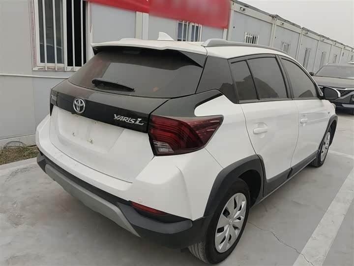 Фото 7 - Toyota Yaris L Hatchback