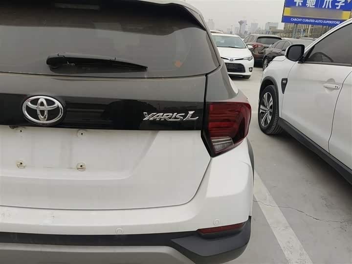 Фото 8 - Toyota Yaris L Hatchback