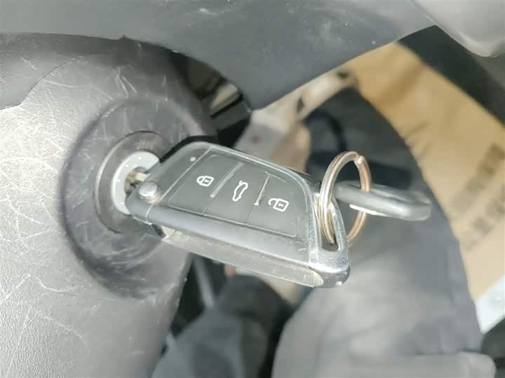 Фото 9 - Toyota Yaris L Hatchback