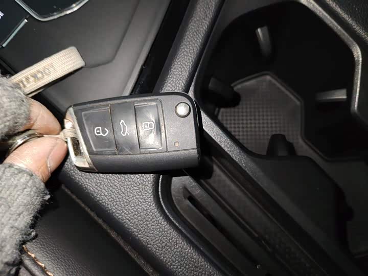 Фото 9 - Volkswagen Tharu