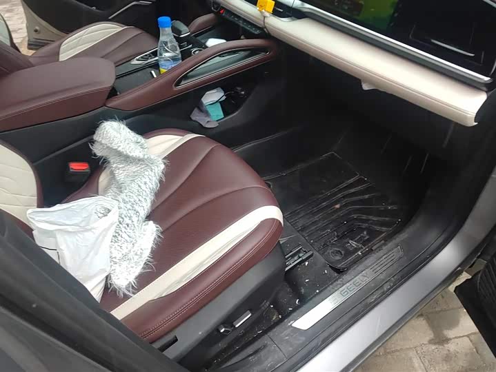 Фото 8 - Geely Monjaro