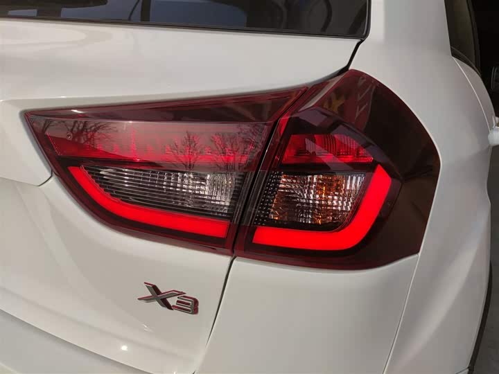 Фото 8 - Geely Vision X3