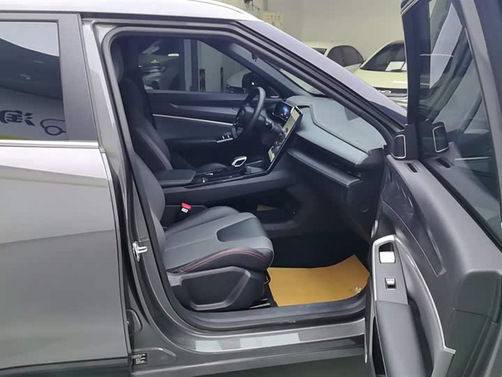 Фото 8 - Geely Atlas