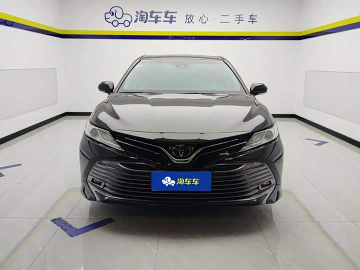Фото 2 - Toyota Camry