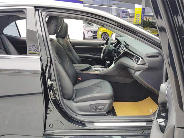 Фото 8 - Toyota Camry