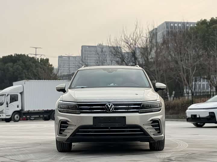 Фото 2 - Volkswagen Tiguan L Hybrid