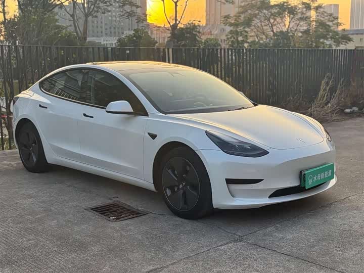 Фото 4 - Tesla Model 3