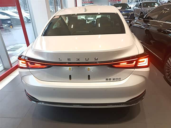 Фото 6 - Lexus ES