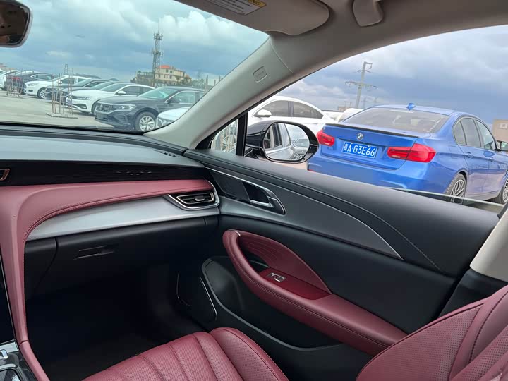 Фото 8 - Hongqi H5