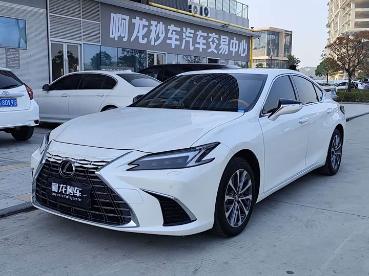 Фото 1 - Lexus ES