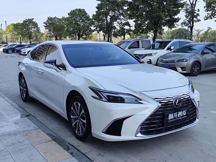 Фото 3 - Lexus ES