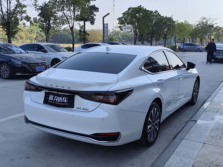 Фото 6 - Lexus ES