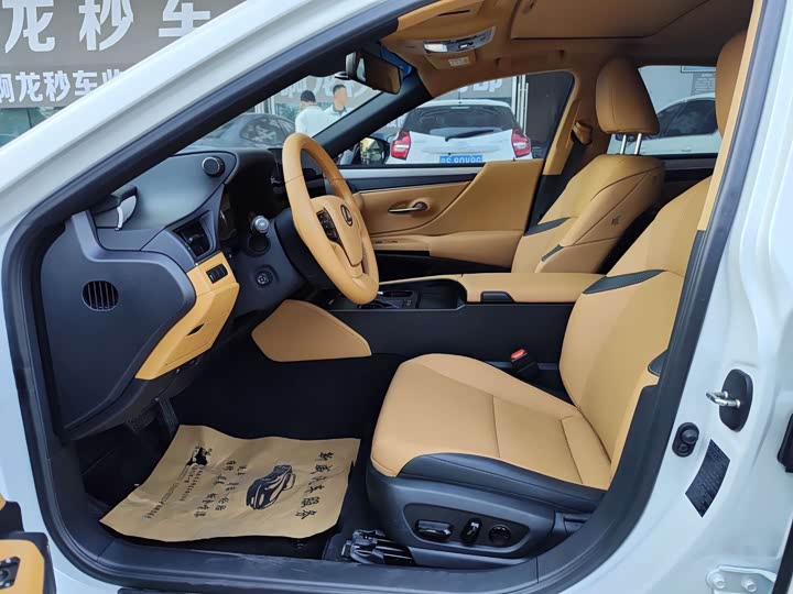 Фото 7 - Lexus ES