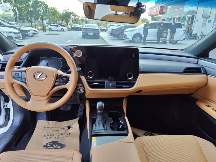 Фото 9 - Lexus ES