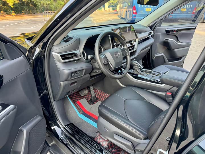 Фото 4 - Toyota Highlander