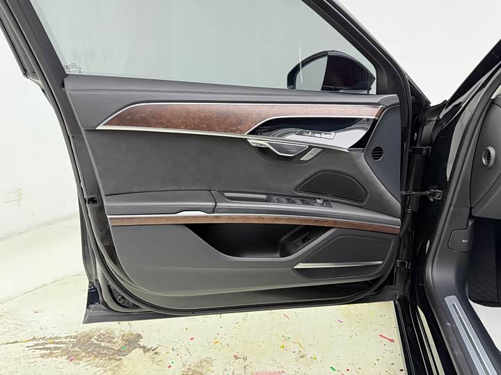 Фото 7 - Audi A8